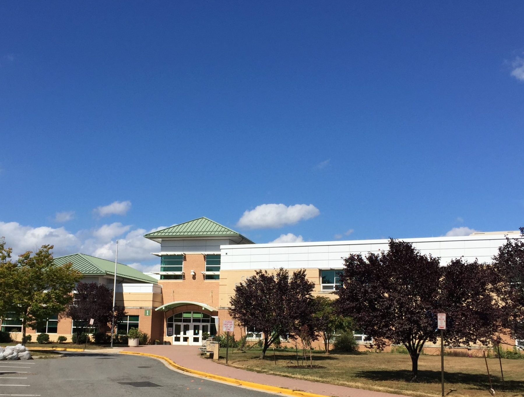 picture of the front of carlin springs school building
